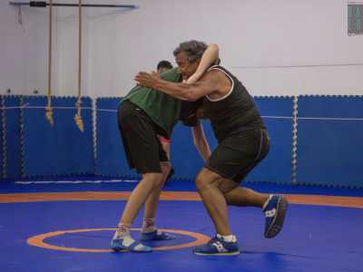 Vediamo quindi il maestro �scendere in campo� per lottare con un giovanissimo atleta